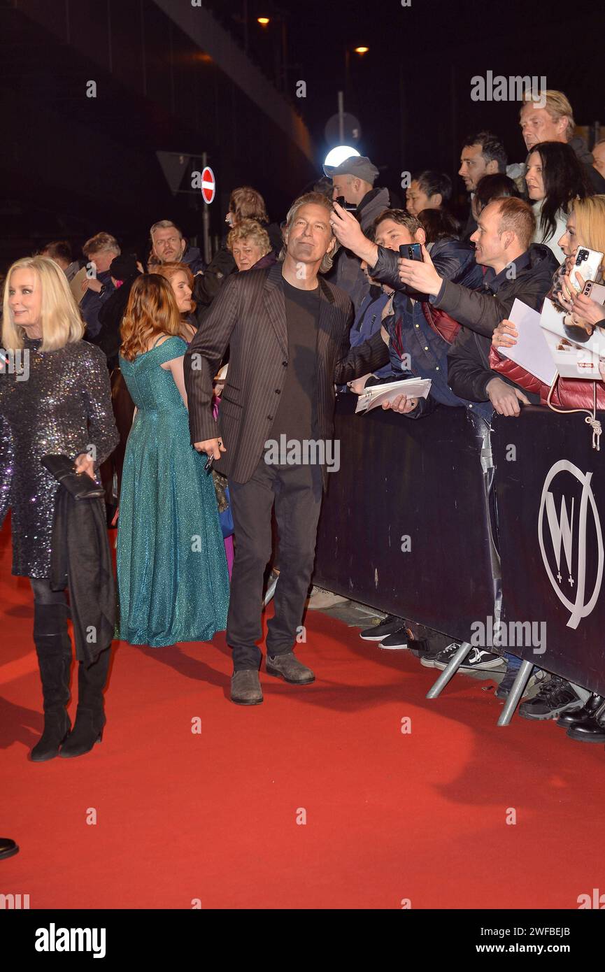 Bo Derek und John Corbett / LambertzNight 2024 / Wartesaal am Kölner Dom / Köln / 29. Januar 2024 *** Bo Derek e John Corbett LambertzNight 2024 Wartesaal am Kölner Dom Colonia 29 gennaio 2024 Foto Stock