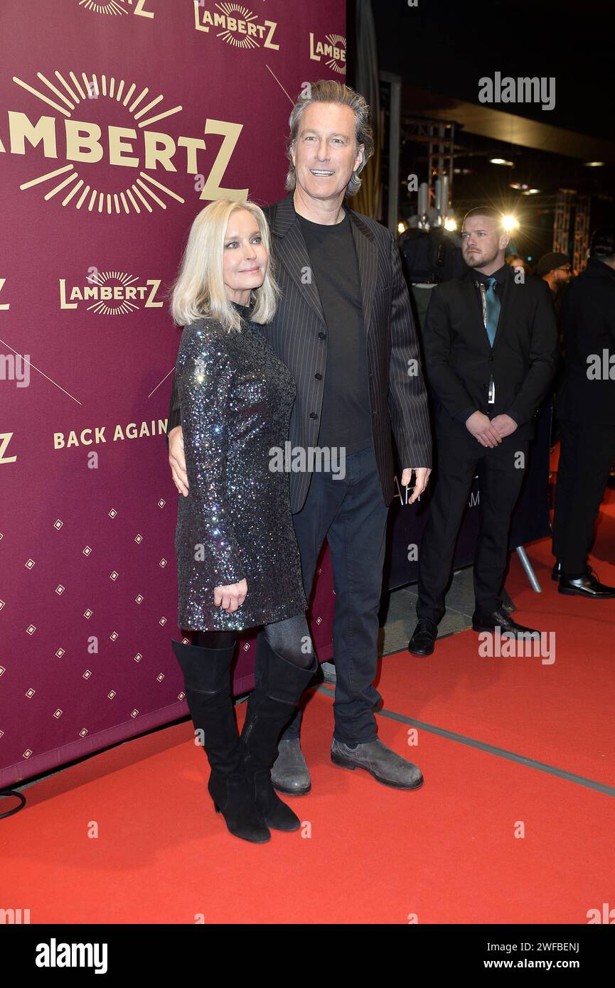 Bo Derek und John Corbett / LambertzNight 2024 / Wartesaal am Kölner Dom / Köln / 29. Januar 2024 *** Bo Derek e John Corbett LambertzNight 2024 Wartesaal am Kölner Dom Colonia 29 gennaio 2024 Foto Stock