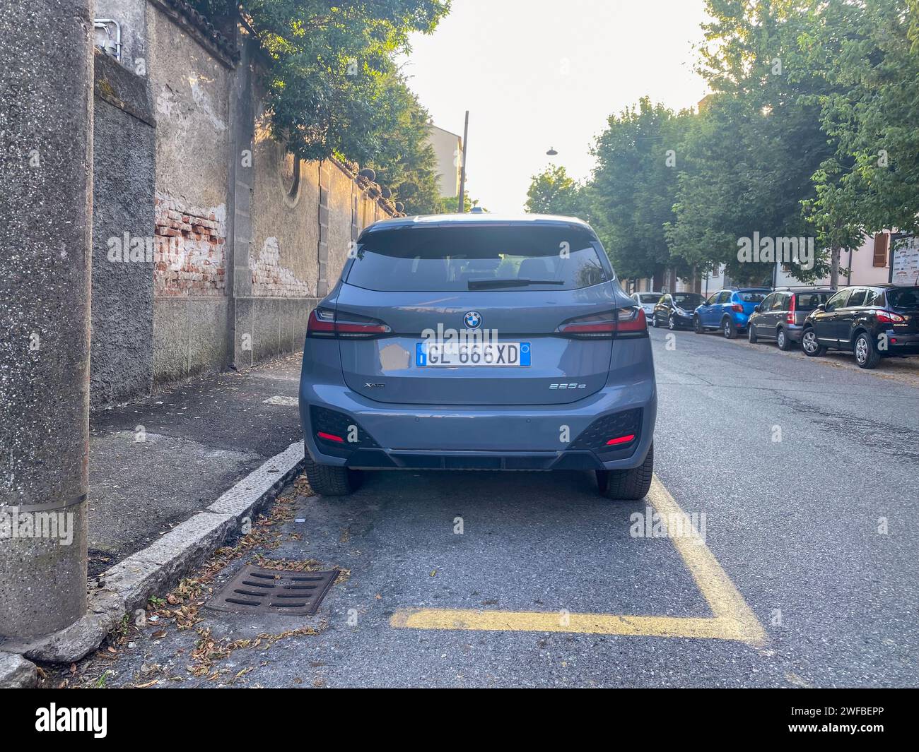 Cremona, Italia - giugno 25 2023 parcheggio della BMW serie 225 Q X trazione integrale su grigio opaco Foto Stock