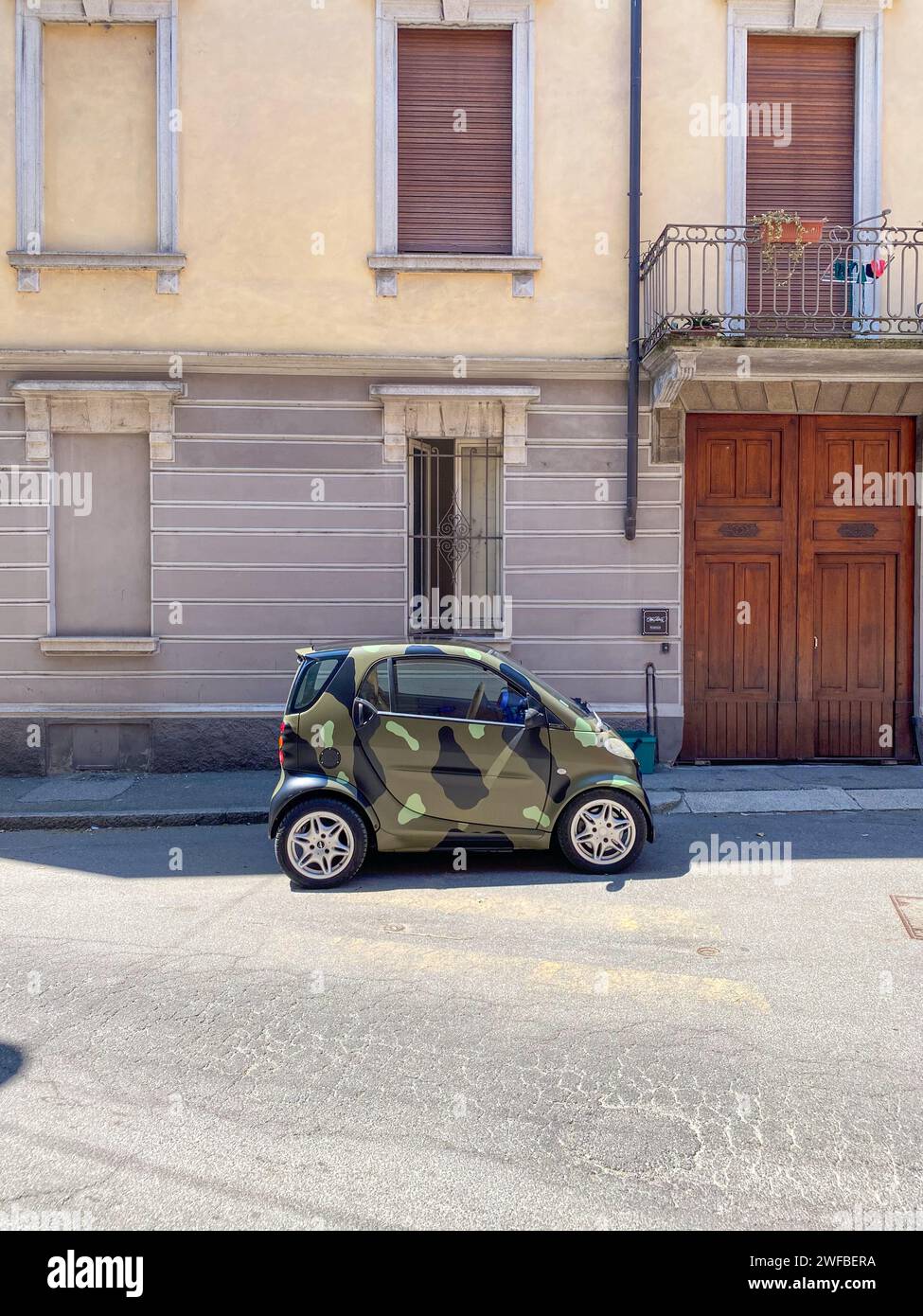 Castell'Arquato, Italia - giugno 25 2023 Camouflage film su smart per due City car compatte Foto Stock