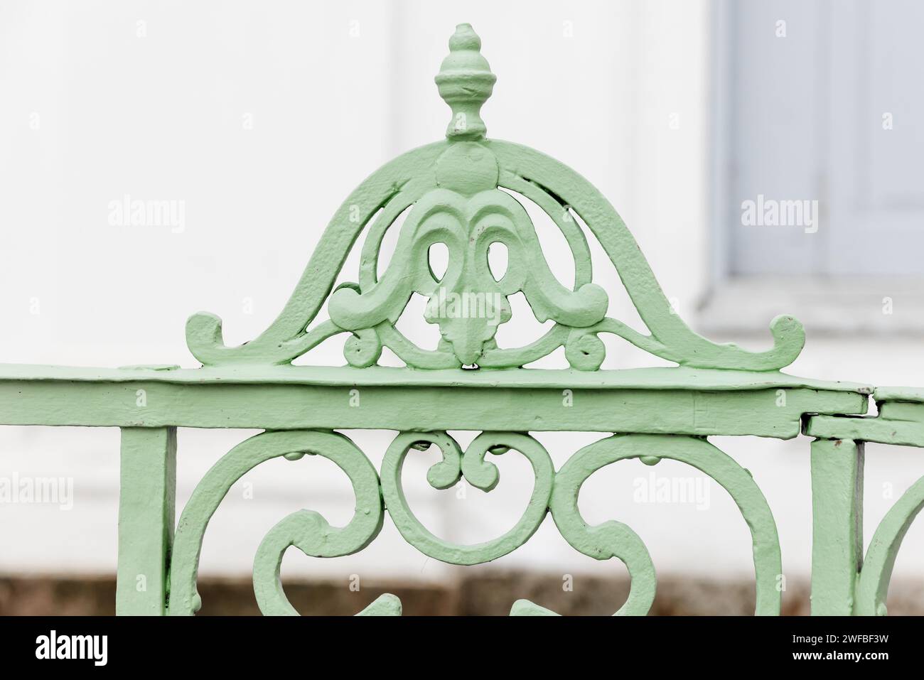 Elementi decorativi di ringhiere forgiate verdi d'epoca per esterni, foto ravvicinata con messa a fuoco selettiva Foto Stock