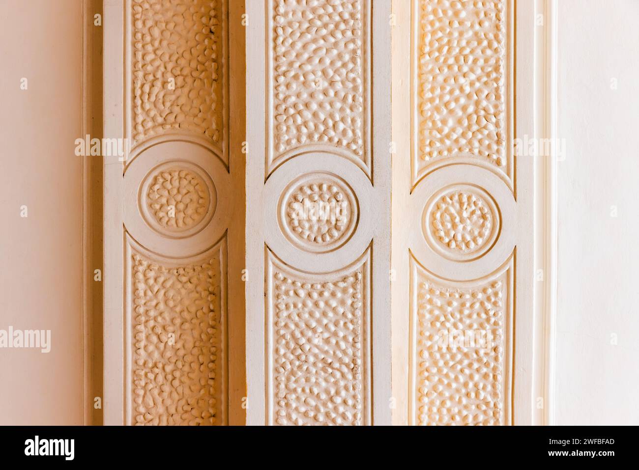 Dettagli architettonici classici, elementi geometrici a bassorilievo della decorazione del soffitto Foto Stock