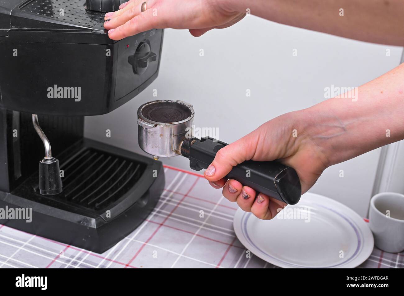 cucinare un caffè profumato a casa in cucina Foto Stock