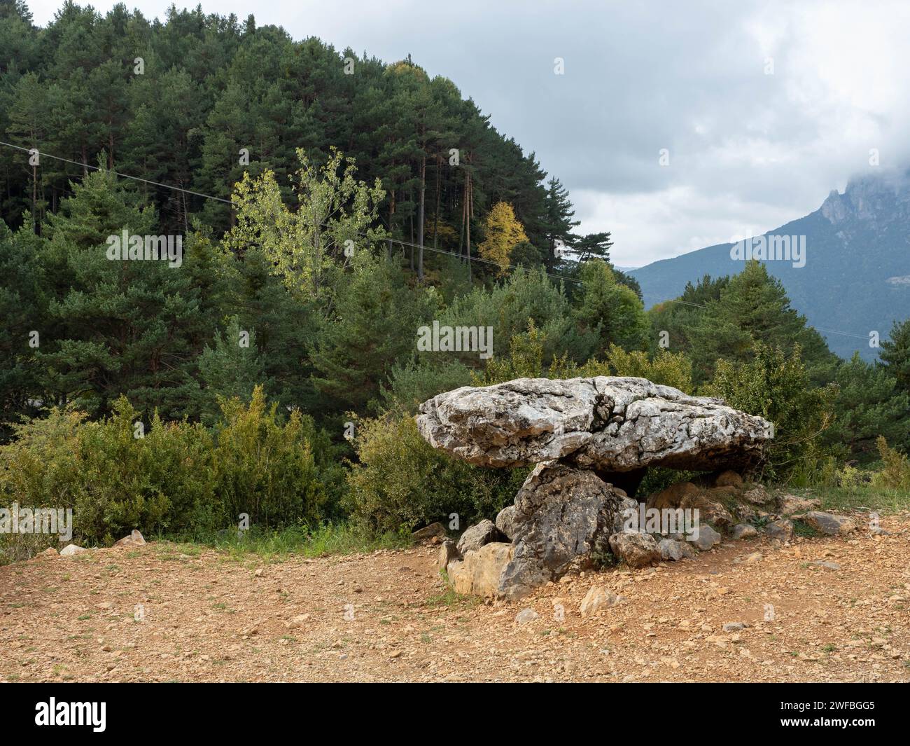 Dolmen a Tella. Huesca. Aragon. Spagna. Europa. Splendida vista sulle montagne della regione di Sobrarbe, Huesca Aragon, Spagna. Tella dolmen Foto Stock