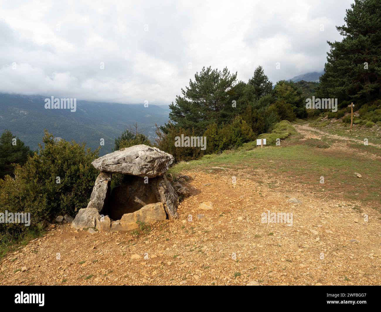 Dolmen a Tella. Huesca. Aragon. Spagna. Europa. Splendida vista sulle montagne della regione di Sobrarbe, Huesca Aragon, Spagna. Tella dolmen Foto Stock