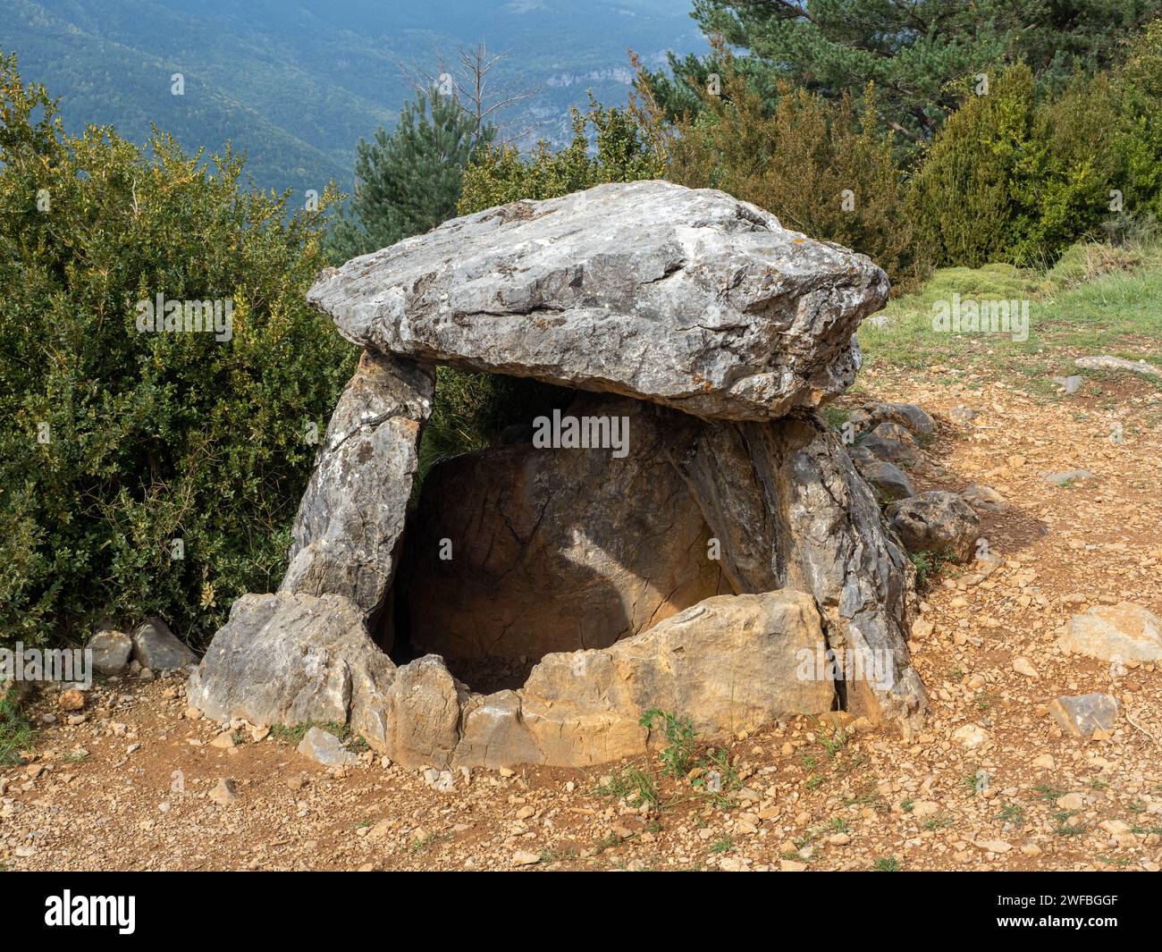 Dolmen a Tella. Huesca. Aragon. Spagna. Europa. Splendida vista sulle montagne della regione di Sobrarbe, Huesca Aragon, Spagna. Tella dolmen Foto Stock