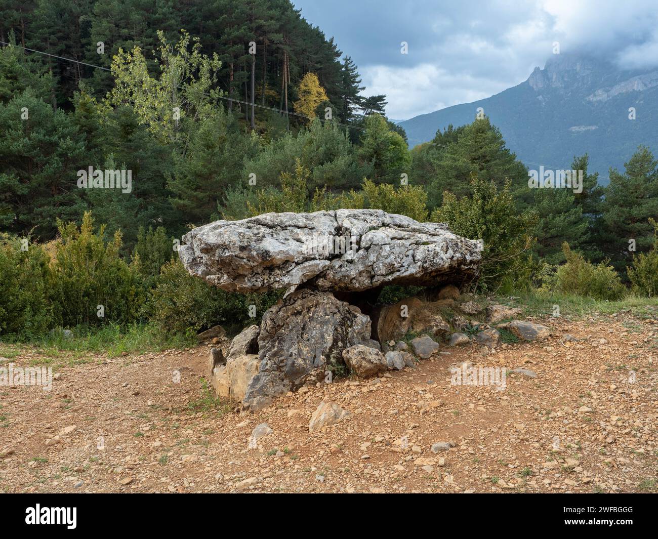 Dolmen a Tella. Huesca. Aragon. Spagna. Europa. Splendida vista sulle montagne della regione di Sobrarbe, Huesca Aragon, Spagna. Tella dolmen Foto Stock