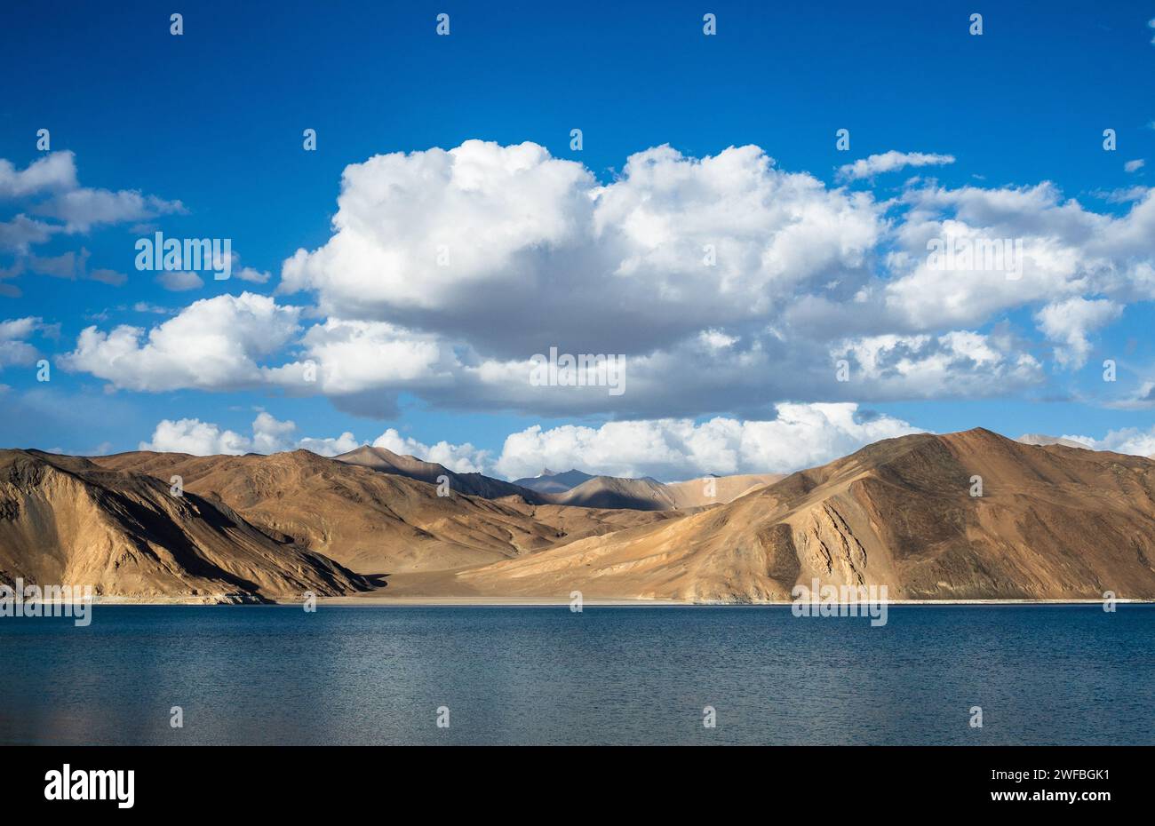 La bellezza incontaminata di Leh Ladakh è in mostra in questa armoniosa miscela di elementi. Un tranquillo lago ad alta quota rispecchia il cielo in continuo cambiamento Foto Stock