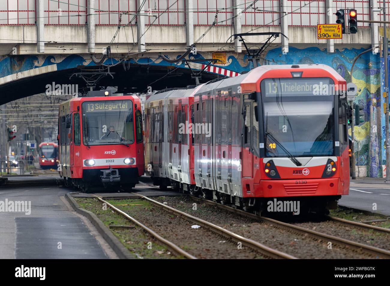 Colonia, Germania. 30 gennaio 2024. I tram corrono sul Ehrenfeldgürtel. Il monitor ADAC 2024 "Mobile in the City" si concentra sui servizi per conducenti di auto, utenti dei trasporti pubblici, ciclisti e pedoni. Sia i residenti delle città che i visitatori sono stati intervistati per raccogliere i dati. Credito: Henning Kaiser/dpa/Alamy Live News Foto Stock