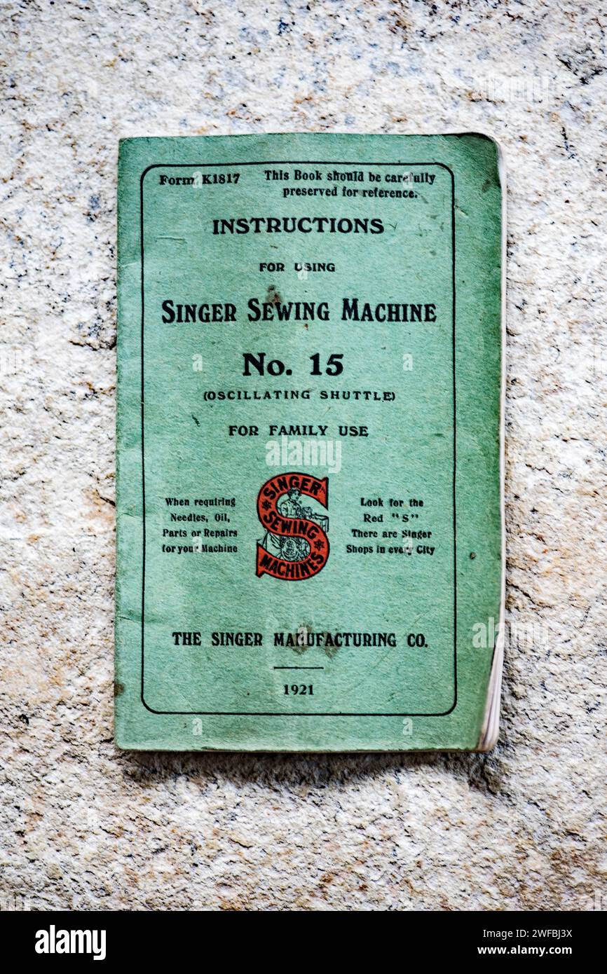 Libretti d'istruzioni vintage per motori elettrici Singer, macchine da cucire di famiglia, era 1921/1925 con logo Red S Singer . Foto Stock