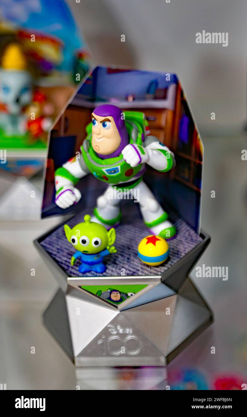 Un personaggio Buzz Lightyear, tratto da Disney's Toy Story, in mostra alla Toy Fair del 2024, Olympia, Londra Foto Stock