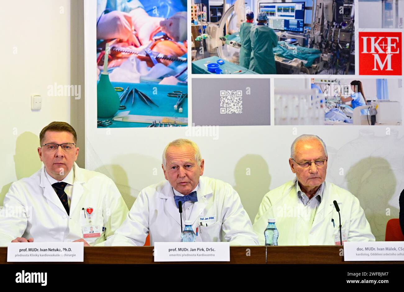 Praga, Repubblica Ceca. 30 gennaio 2024. Conferenza stampa in occasione del 40° anniversario del primo trapianto di cuore presso l'Istituto di Medicina clinica e Sperimentale (IKEM) di Praga, Repubblica Ceca, 30 gennaio 2024. Da sinistra: Capo del reparto di Chirurgia cardiovascolare Ivan Netuka, capo emerito del cardiocentrico Jan Pirk e cardiologo Ivan Malek. Crediti: Roman Vondrous/CTK Photo/Alamy Live News Foto Stock