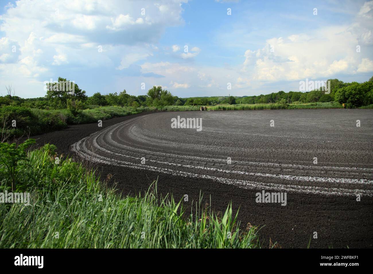 Essiccazione delle feci in uno speciale stagno. Lago per il drenaggio delle acque reflue. Essiccazione delle feci in uno speciale stagno per fertilizzanti organici. Foto Stock