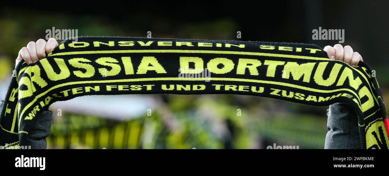 Dortmund, Deutschland. 28 gennaio 2024. 1) Bundesliga - Borussia Dortmund - VfL Bochum AM 28.01.2024 im Signal Iduna Park a Dortmund Borussia Dortmund fan Schal - Schalparade - Feature, Symbol, Symbolfoto, charakteristisch, Detail foto: Osnapix DFL Regulations proibiscono qualsiasi uso di fotografie come sequenze di immagini e/o quasi-video Credit: dpa/Alamy Live News Foto Stock