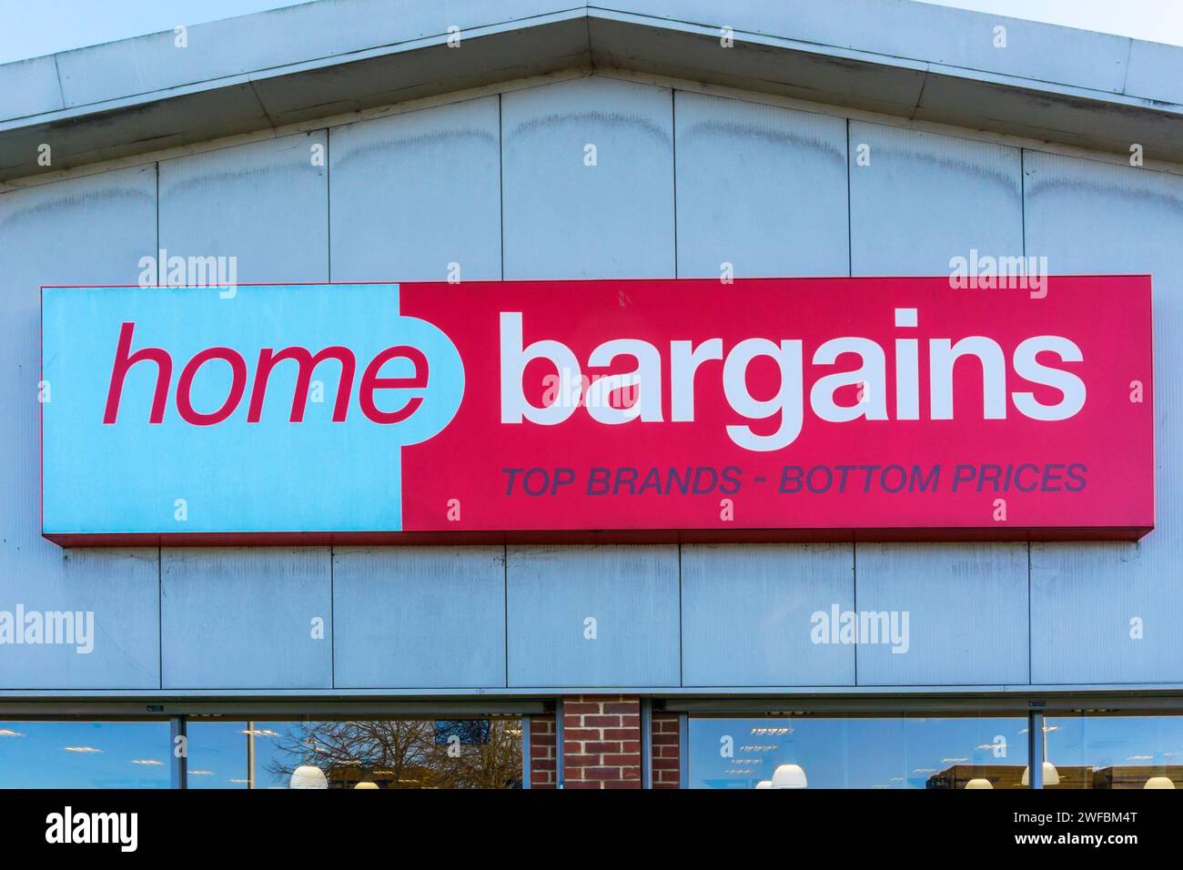 Firma su una filiale del negozio di varietà britannico Home Bargains. Foto Stock