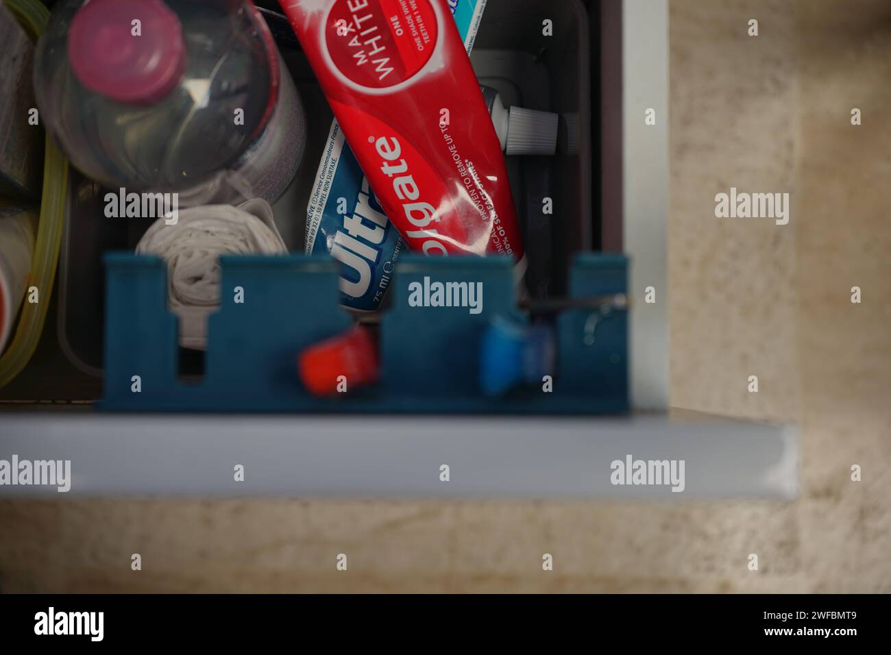 Cassetto aperto per il bagno contenente spazzolini da denti dentifricio prodotti per la cura dentale e prodotti per la cura personale Foto Stock