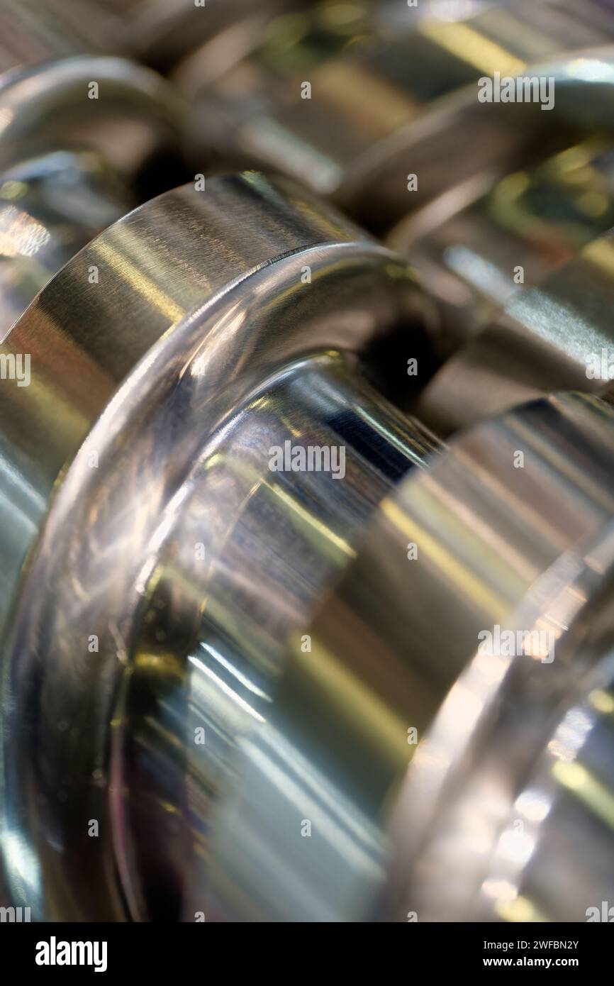 Vite per trasporto elicoidale in acciaio, primo piano, messa a fuoco selettiva, sfondo industriale astratto Foto Stock