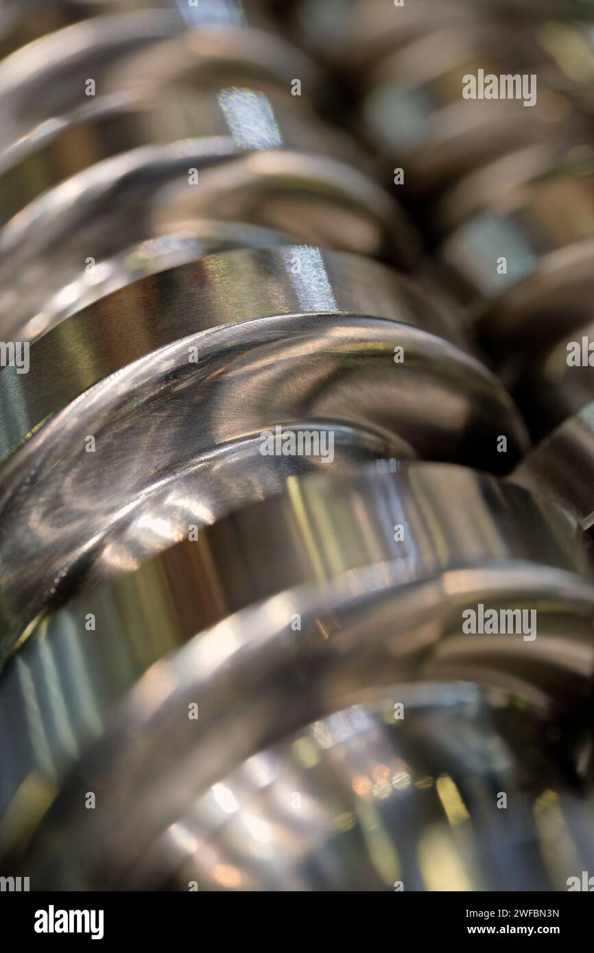 Vite per trasporto elicoidale in acciaio, primo piano, messa a fuoco selettiva, sfondo industriale astratto Foto Stock
