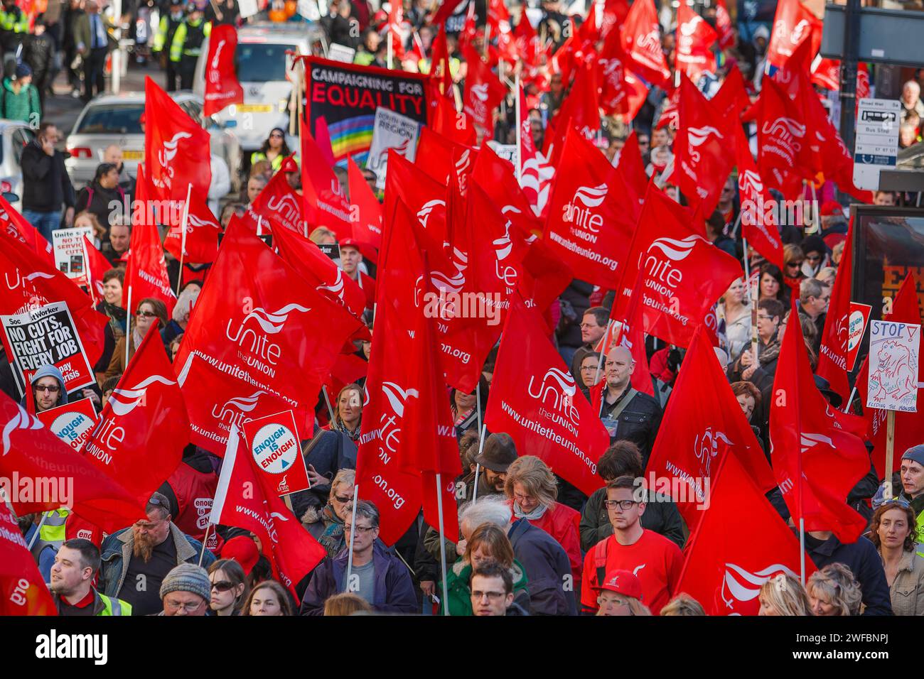 Bristol 30-11-2011 in protesta contro i lavoratori del settore pubblico dell'unione Unite sono raffigurati con le bandiere mentre prendono parte a una marcia di protesta e a una manifestazione. Foto Stock