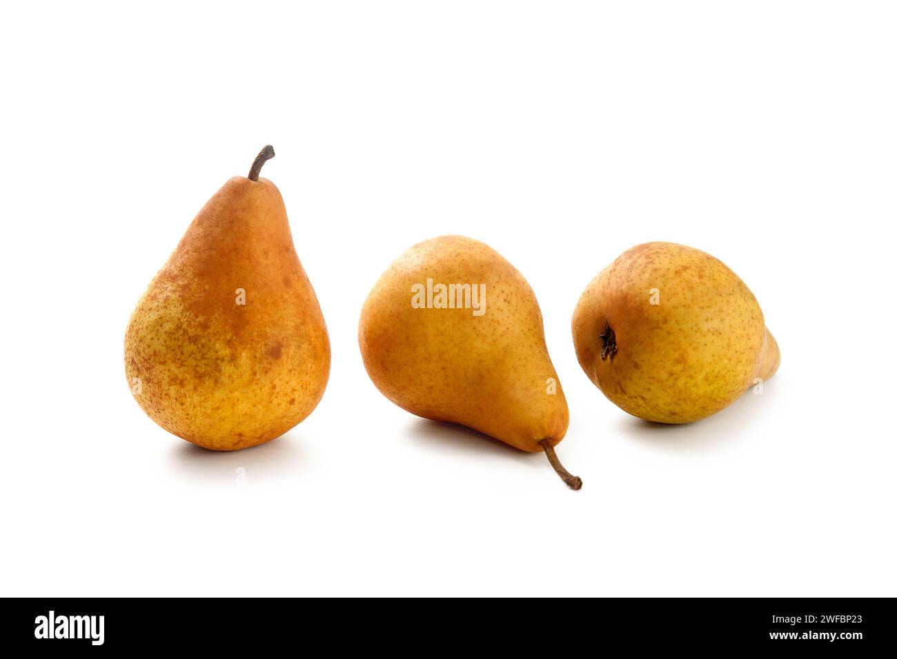 Tre frutti di pera maturi e succosi con ombre morbide isolate su sfondo bianco con percorso di ritaglio. Foto Stock