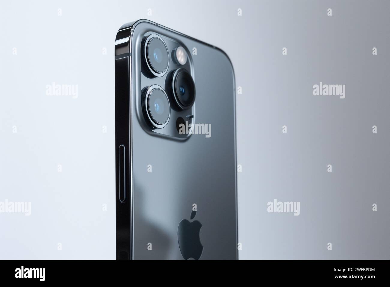 Elegante iPhone con sistema di telecamere a tripla lente su sfondo neutro Foto Stock