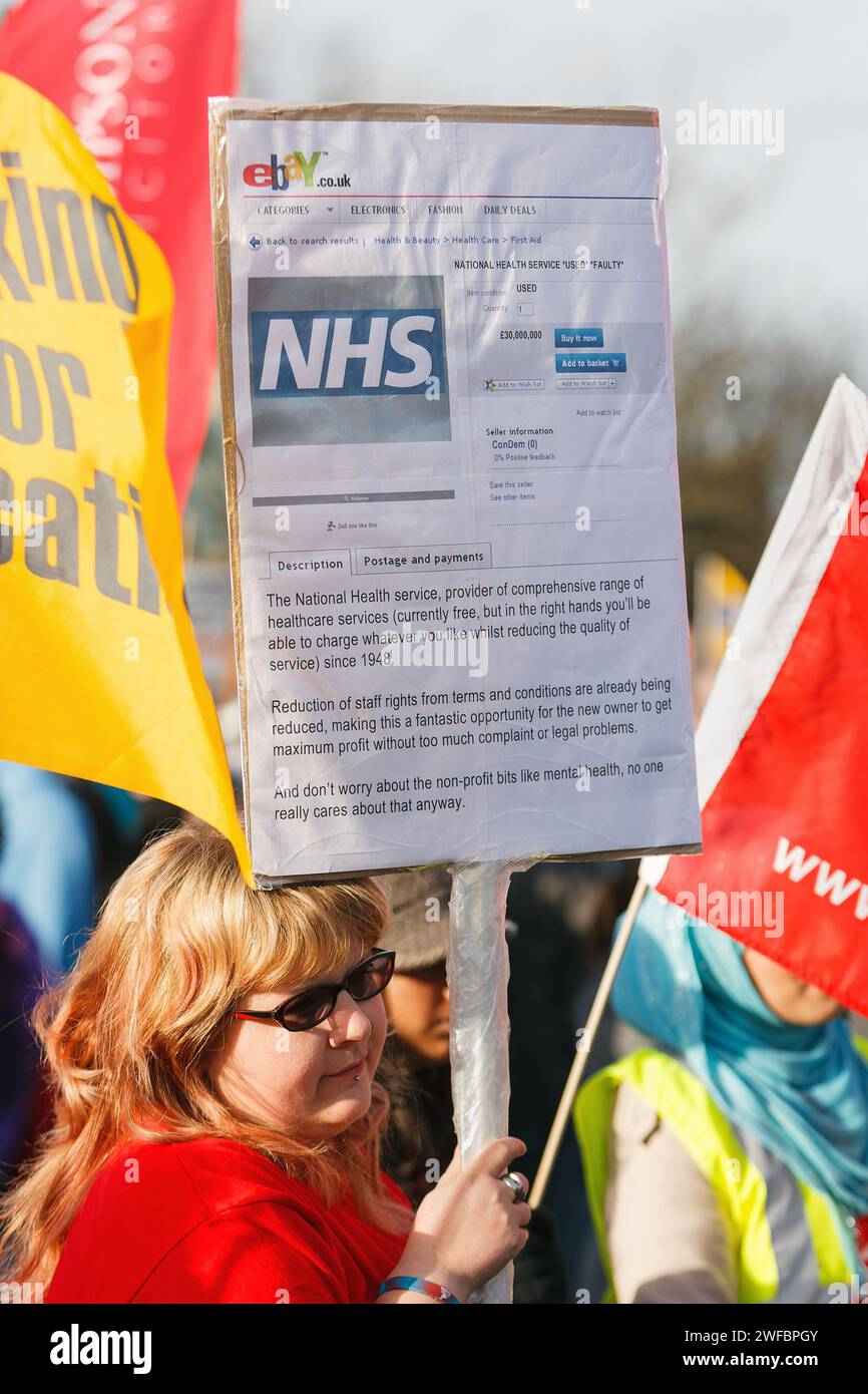 Il manifestante con un cartello è raffigurato durante uno sciopero dei lavoratori del settore pubblico, una marcia di protesta pensionistica e retributiva e una manifestazione a Bristol, Regno Unito, 30/11/2011 Foto Stock