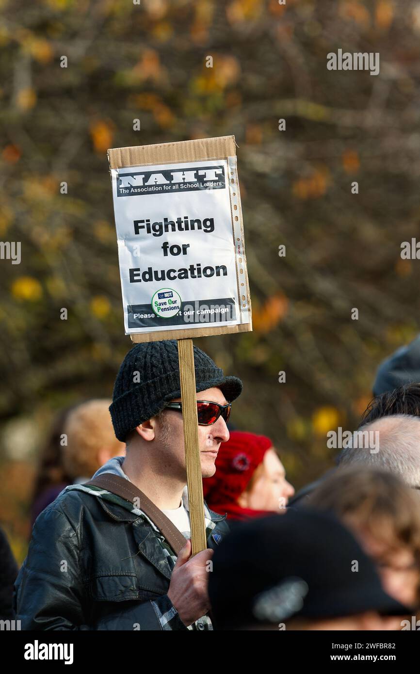 Il manifestante con un cartello è raffigurato durante uno sciopero dei lavoratori del settore pubblico, una marcia di protesta pensionistica e retributiva e una manifestazione a Bristol, Regno Unito, 30/11/2011 Foto Stock