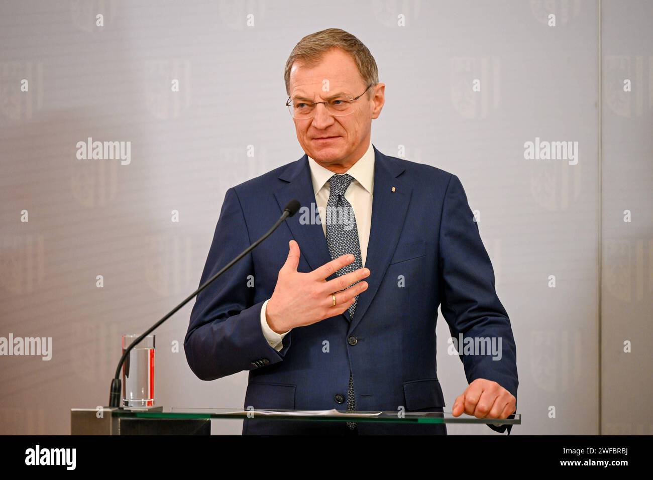 Pressekonferenz Land Ooe, BM Karner, LH Stelzer 30.01.2024, Linz, AUT, Pressekonferenz Land Ooe, BM Karner, LH Stelzer, Personaloffensive bei der Polizei Rueckblick und Ausblick im Bild LH Thomas Stelzer VP, Landeshauptmann Ooe Oberoesterreich *** Conferenza stampa Provincia dell'alta Austria, BM Karner, LH Stelzer 30 01 2024, Linz, AUT, conferenza stampa Provincia dell'alta Austria, BM Karner, LH Stelzer, personale di polizia offensivo revisione e prospettive nella foto LH Thomas Stelzer VP, Governatore dell'alta Austria Pressekonferenz Land Ooe, BM Karner, LH Stelzer, 30.01.2024-28 Foto Stock