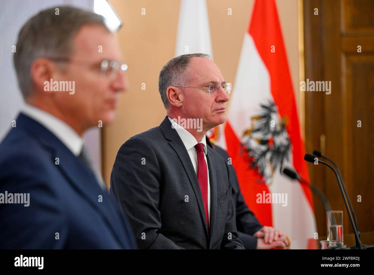 Pressekonferenz Land Ooe, BM Karner, LH Stelzer 30.01.2024, Linz, AUT, Pressekonferenz Land Ooe, BM Karner, LH Stelzer, Personaloffensive bei der Polizei Rueckblick und Ausblick im Bild LH Thomas Stelzer VP, Landeshauptmann Ooe, BM Gerhard Karner VP, Inneres Oberoesterreich **** Conferenza stampa Provincia dell'alta Austria, Ministro federale Karner, Governatore Stelzer 30 01 2024, Linz, AUT, conferenza stampa Provincia dell'alta Austria, Ministro federale Karner, Governatore Stelzer, revisione offensiva del personale di polizia e prospettive nella foto LH Thomas Stelzer VP, Governatore Ooe , Ministro federale Gerhard Ka Foto Stock