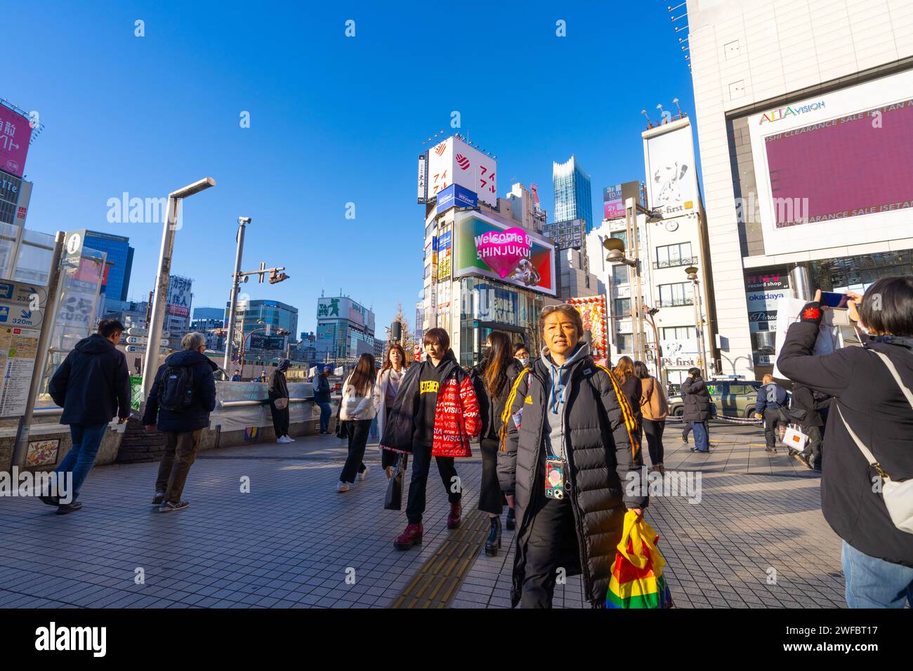 Tokyo, Giappone. 9 gennaio 2024. una folla di persone su un marciapiede che aspetta di attraversare la strada nel centro della città Foto Stock
