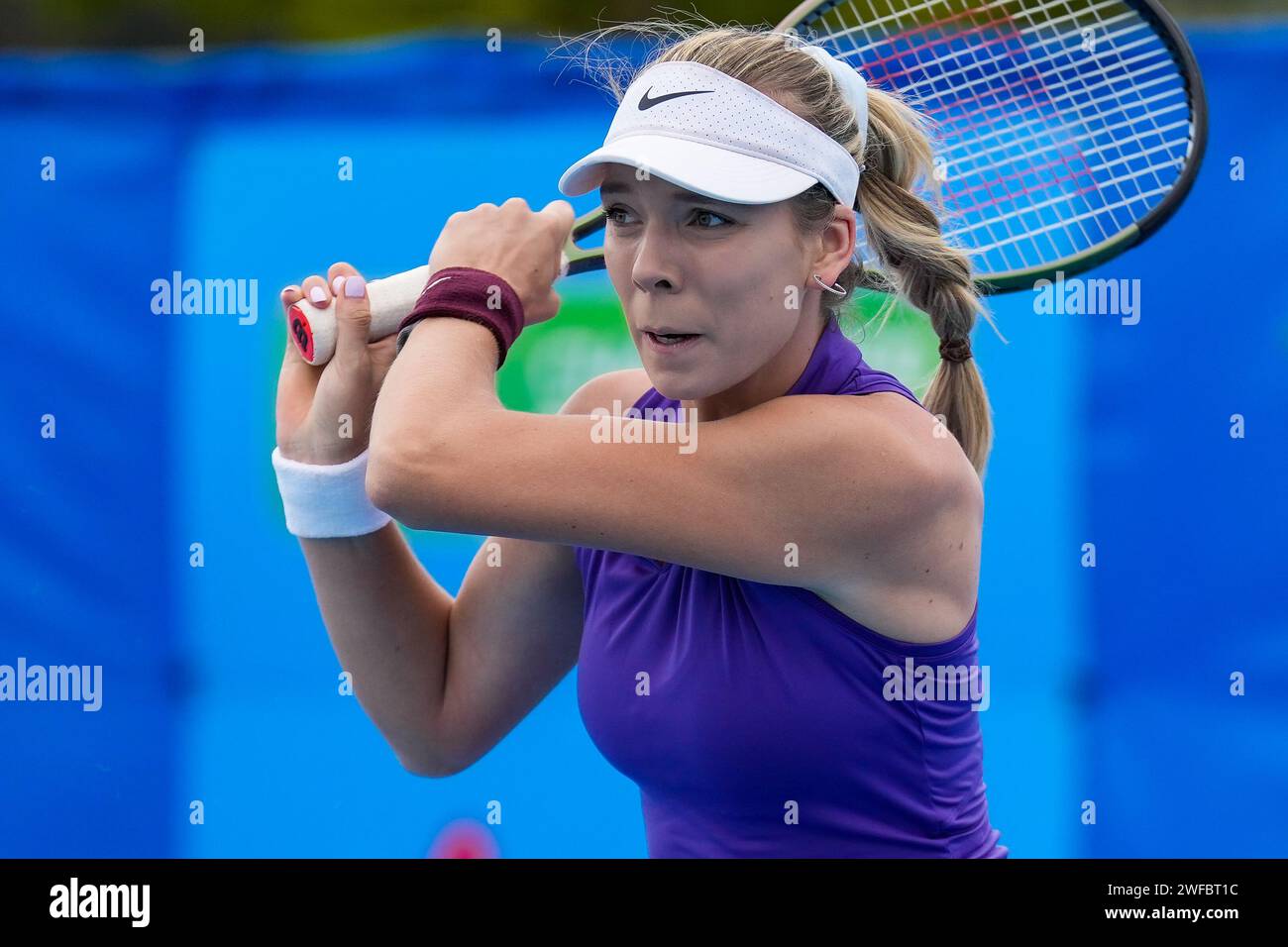 Katie Boulter della Gran Bretagna in azione durante le semifinali dell'ITF Women's World Tennis Tour W60 2023 a Canberra, in Australia Foto Stock