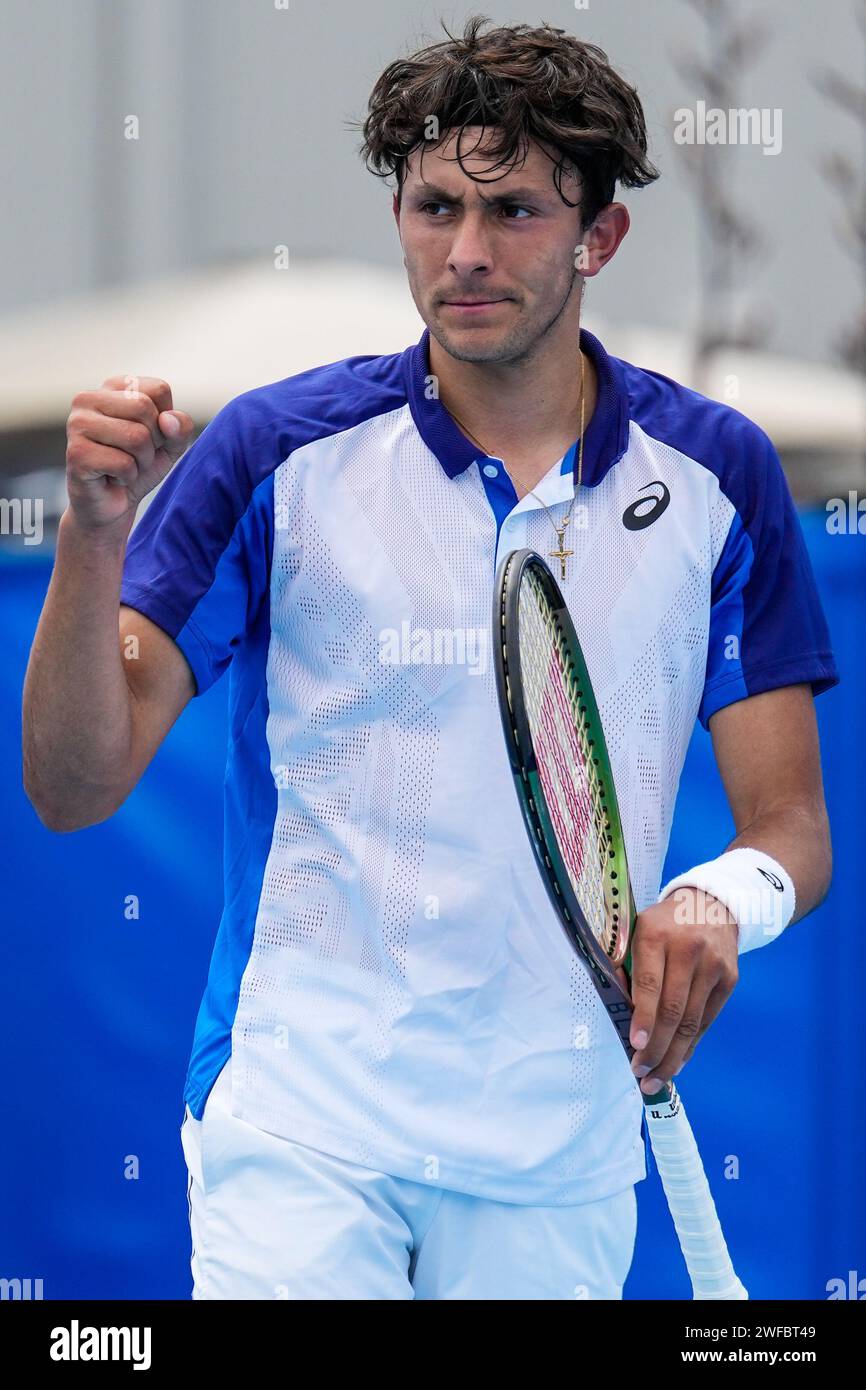 Emilio Nava degli Stati Uniti in azione durante le qualificazioni per l'evento ATP Challenger 100 2023 a Canberra, in Australia Foto Stock