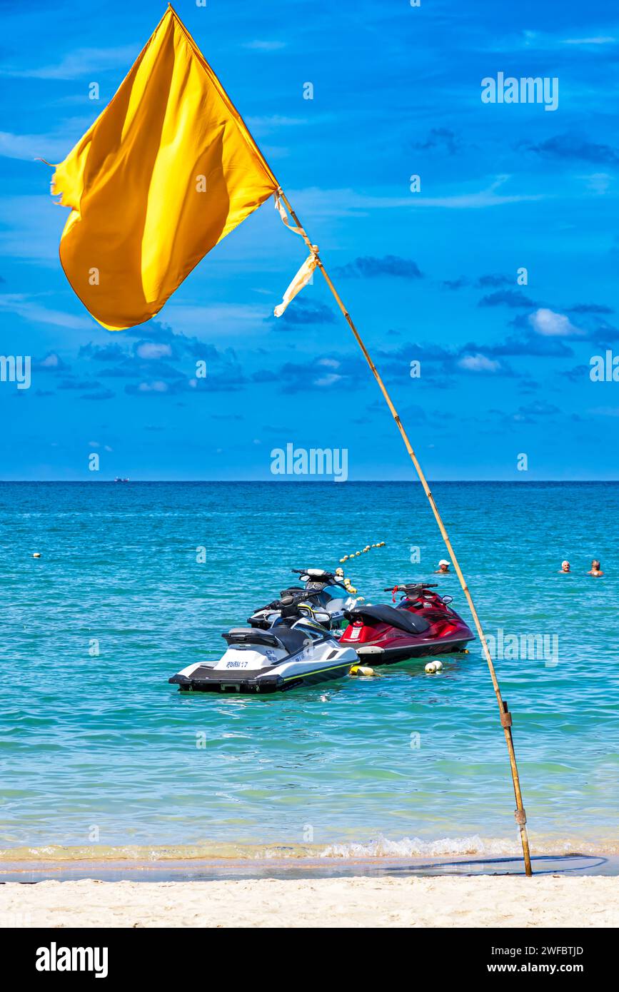 Moto d'acqua e bandiera di avvertimento, spiaggia di Choeng Mon, Bo Phut, Ko Samui, Thailandia Foto Stock
