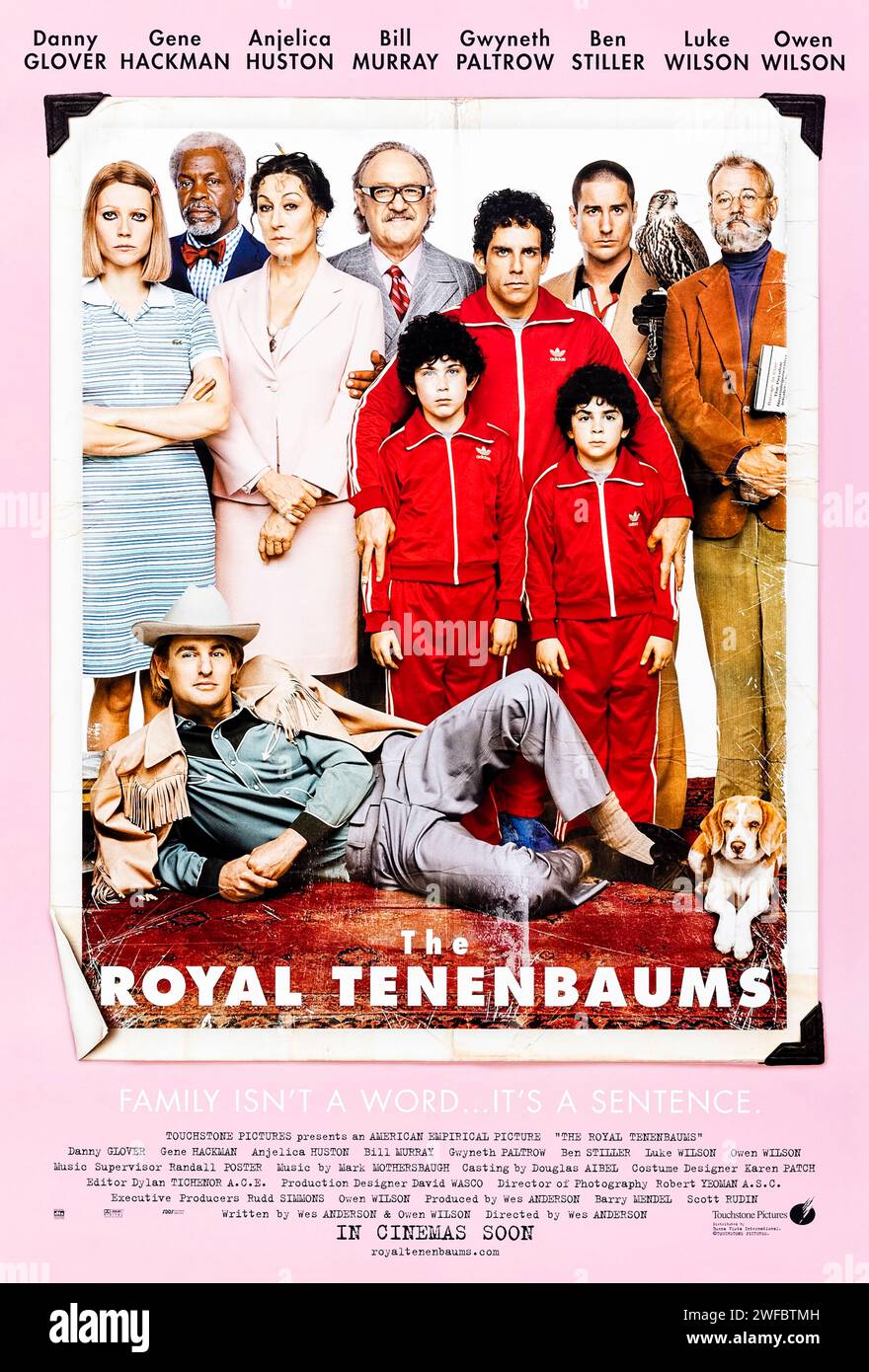 The Royal Tenenbaums (2001) diretto da Wes Anderson e interpretato da Gene Hackman, Gwyneth Paltrow, Anjelica Huston e Bill Murray. Gli eccentrici membri di una famiglia disfunzionale si riuniscono con riluttanza sotto lo stesso tetto per vari motivi. Fotografia di un poster originale statunitense del 2001 a un foglio. ***SOLO USO EDITORIALE*** credito: BFA / Buena Vista Pictures Foto Stock