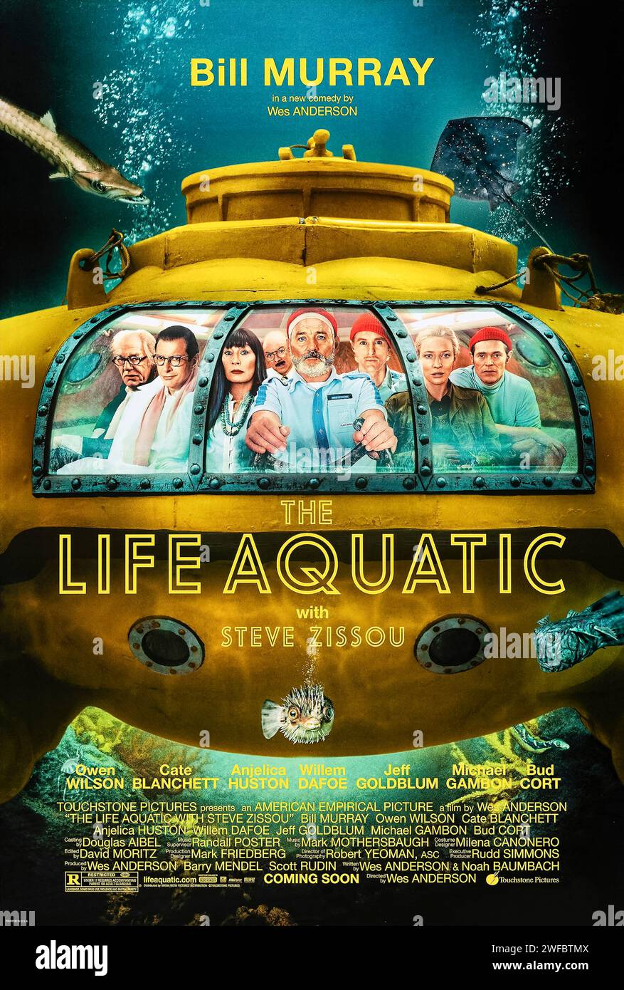 The Life Aquatic with Steve Zissou (2004) diretto da Wes Anderson e interpretato da Bill Murray, Owen Wilson e Anjelica Huston. Con un piano per vendicarsi di uno squalo mitico che ha ucciso il suo partner, l'oceanografo Steve Zissou raduna un equipaggio che include la sua ex moglie, un giornalista e un uomo che potrebbe o meno essere suo figlio. Fotografia di un poster originale statunitense del 2004 a un foglio. ***SOLO USO EDITORIALE*** credito: BFA / Buena Vista Pictures Foto Stock