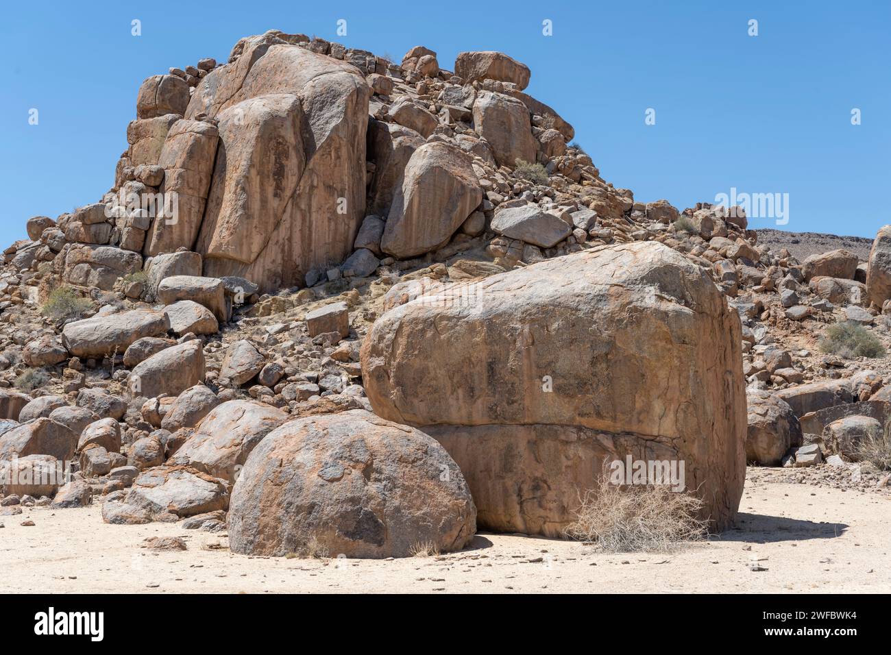 Paesaggio con un masso di dolerite butte nel deserto, girato in tarda primavera vicino a Hobas, Namibia, Africa Foto Stock