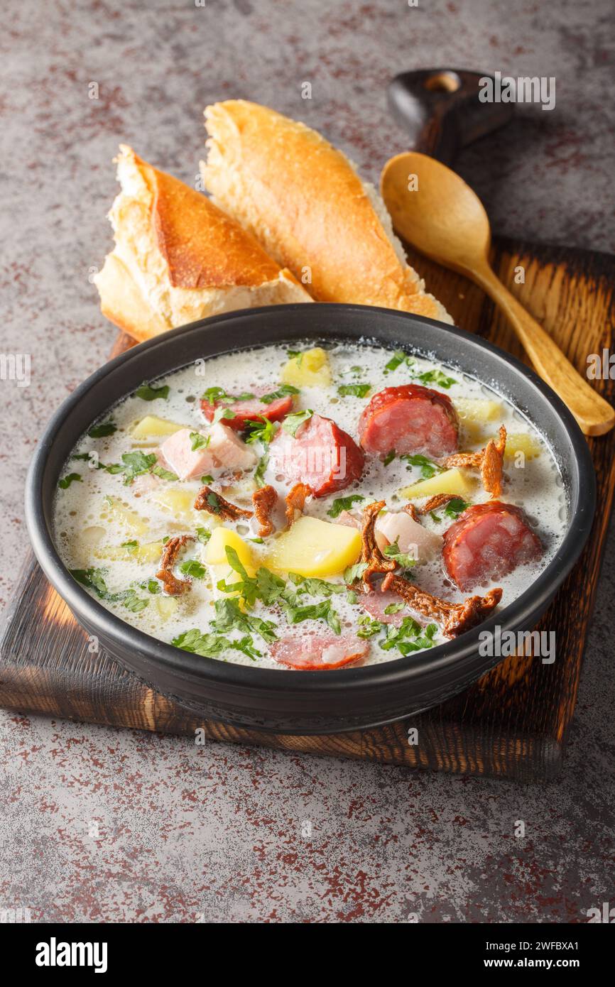 La zalewajka è una zuppa tradizionale polacca a base di zuppa di grano intero, salsiccia affumicata, pancetta aromatica affumicata e verdure da radice da vicino sul PL Foto Stock