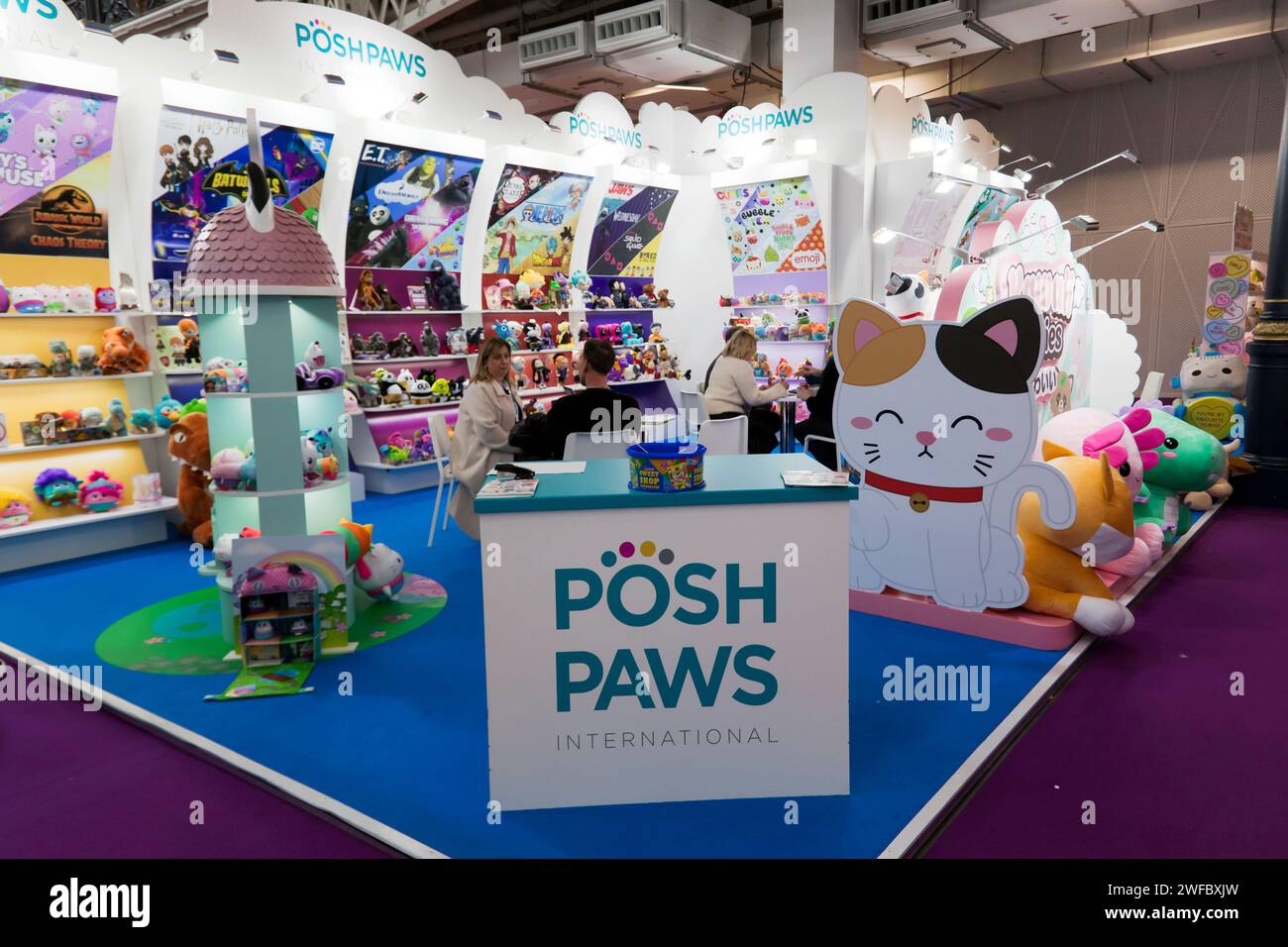 Veduta grandangolare dello stand internazionale di Posh Paws, alla Toy Fair 2024, Olympia, Londra Foto Stock