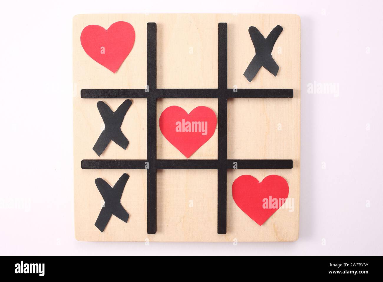 Il concetto di San Valentino con Hearts TIC TAC su sfondo bianco. Vista dall'alto Foto Stock