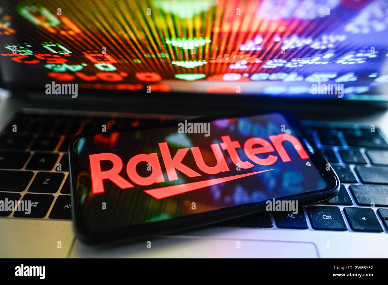 Polonia. 30 gennaio 2024. In questa immagine, un logo Rakuten viene visualizzato su uno smartphone con percentuali di borsa sullo sfondo. Credito: SOPA Images Limited/Alamy Live News Foto Stock