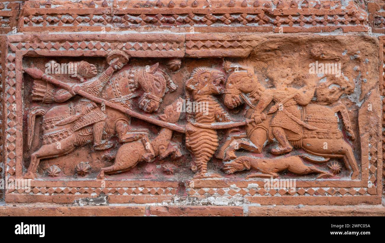 Vista ravvicinata della scena della caccia alla tigre in terracotta scolpita con cacciatori a cavallo nell'antico tempio Govinda a Puthia, Rajshahi, Bangladesh Foto Stock