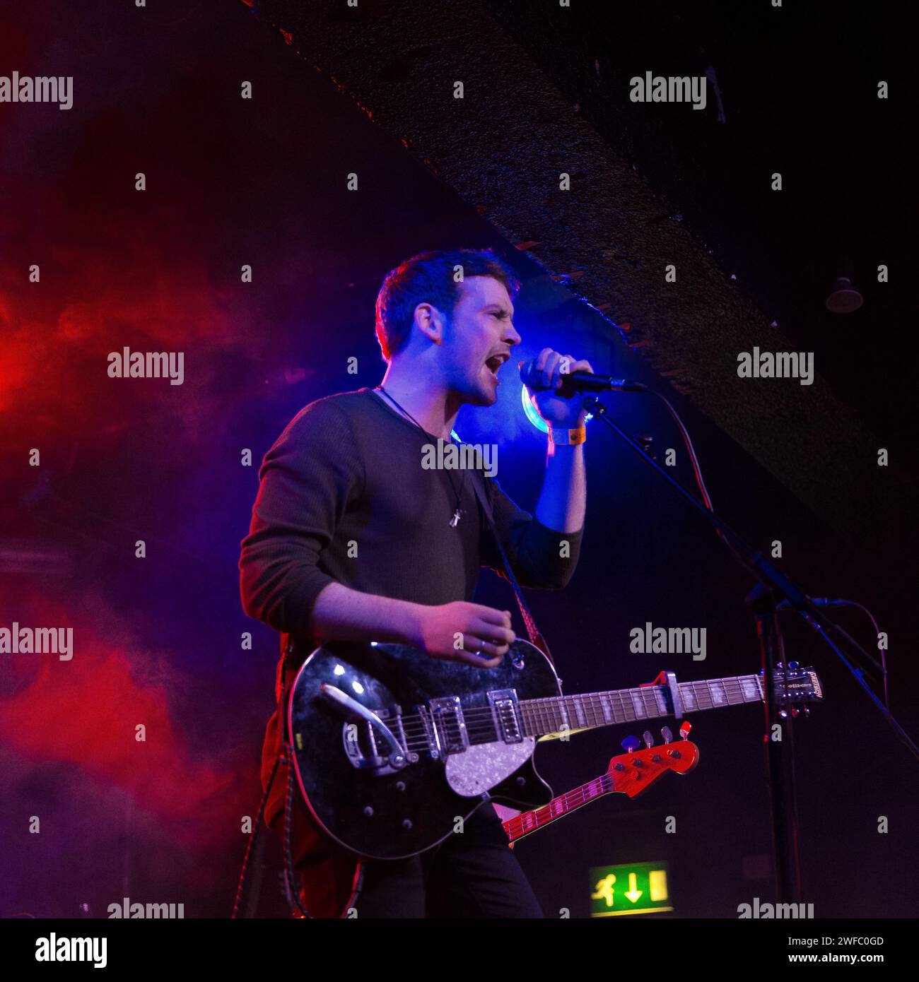 Gary Nelson, cantante e chitarrista dei Reveurs, che suonano dal vivo alla Manchester Academy il 14 marzo 2015 Foto Stock