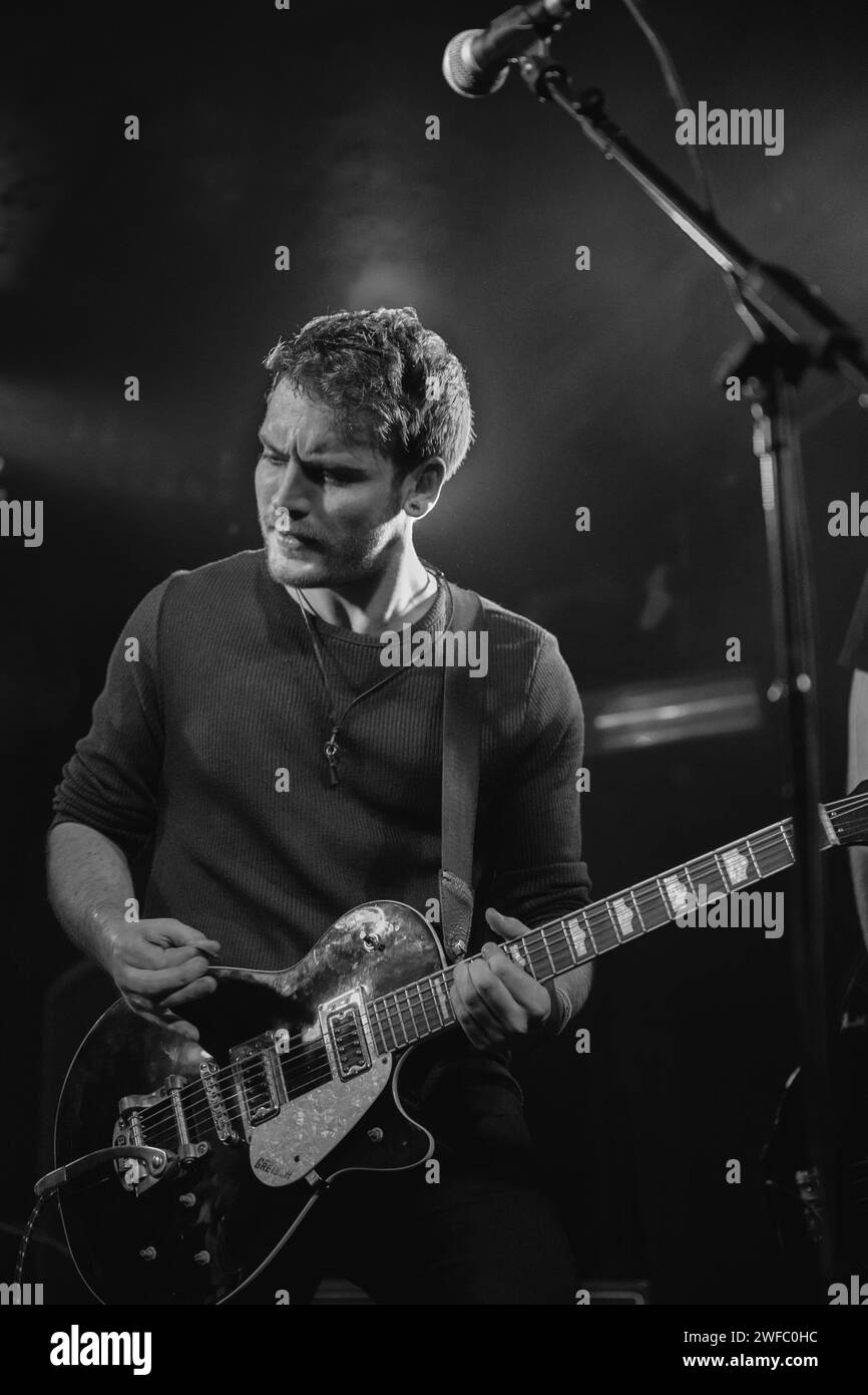 Gary Nelson, cantante e chitarrista dei Reveurs, che suonano dal vivo alla Manchester Academy il 14 marzo 2015 Foto Stock