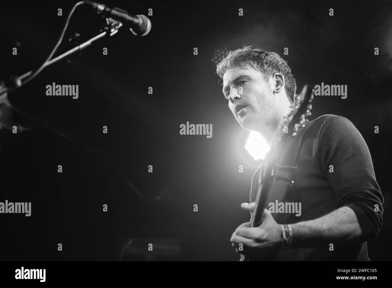 Gary Nelson, cantante e chitarrista dei Reveurs, che suonano dal vivo alla Manchester Academy il 14 marzo 2015 Foto Stock