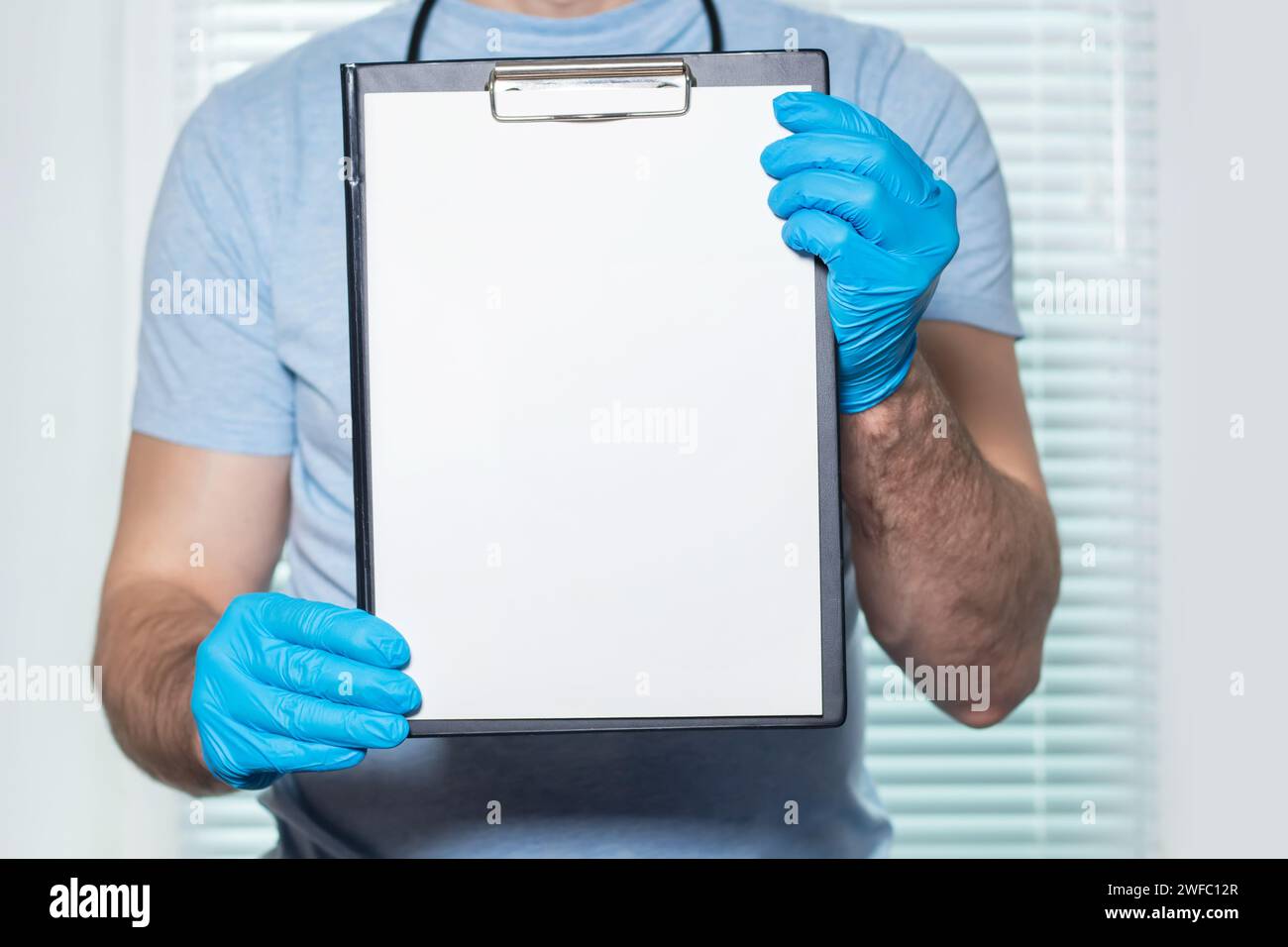 Medico che mostra appunti vuoti per scriverli sul tuo messaggio personale o Consiglio. Foto Stock