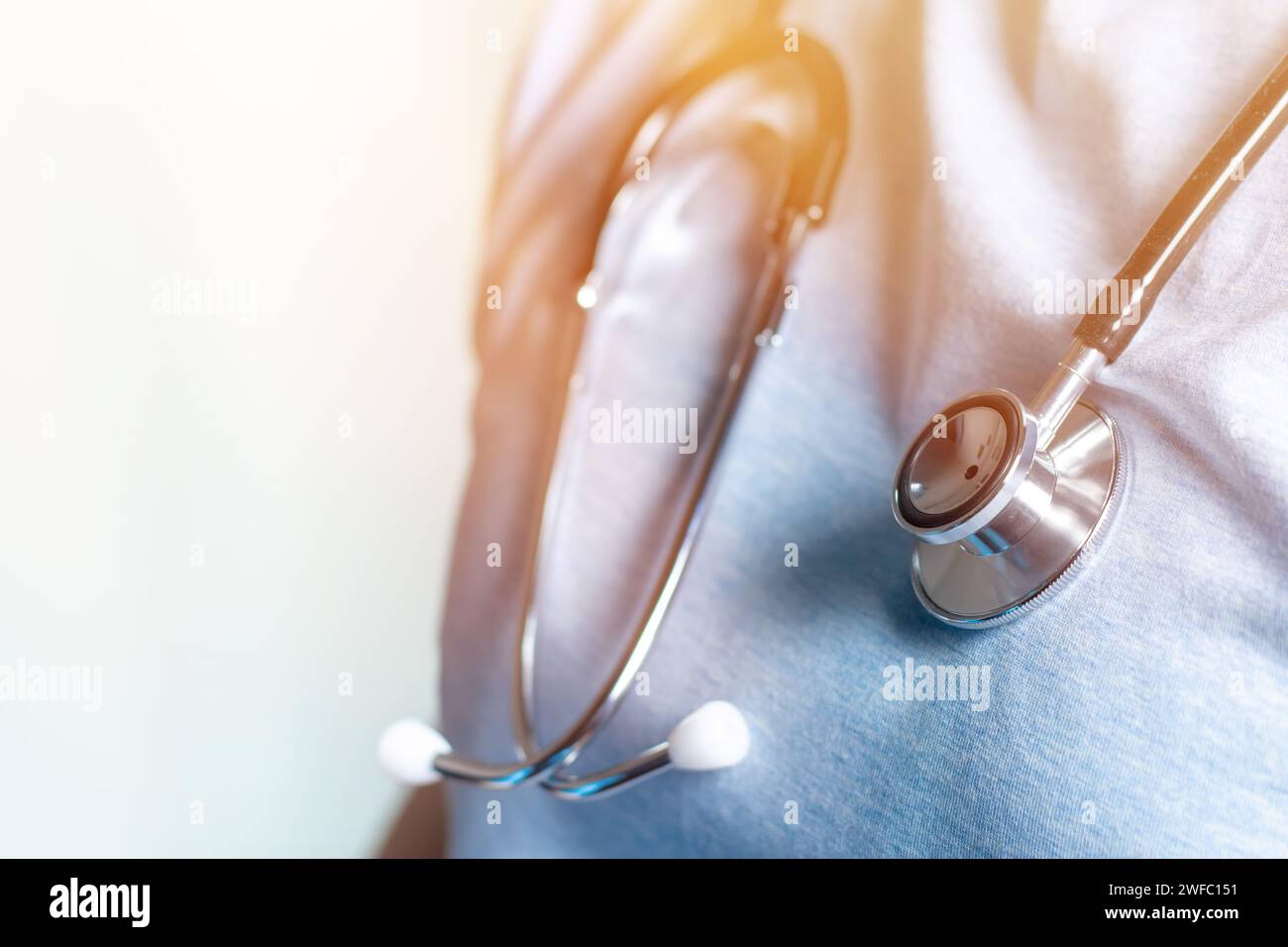 Medico o medico in uniforme blu bianca con stetoscopio in ospedale o clinica. Foto Stock