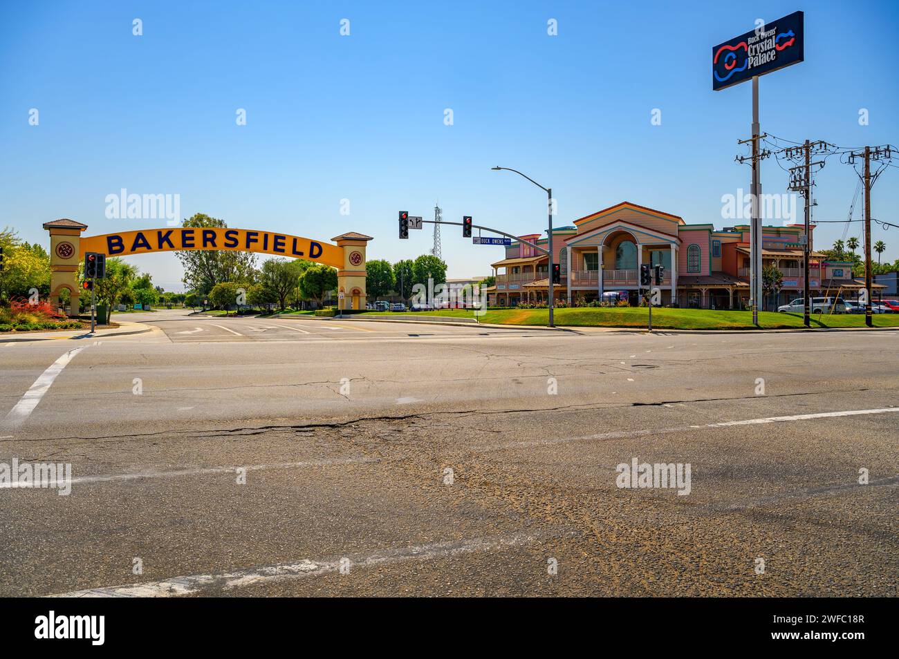 L'arco di Bakersfield si affaccia sulla strada in una giornata di sole con cieli limpidi Foto Stock