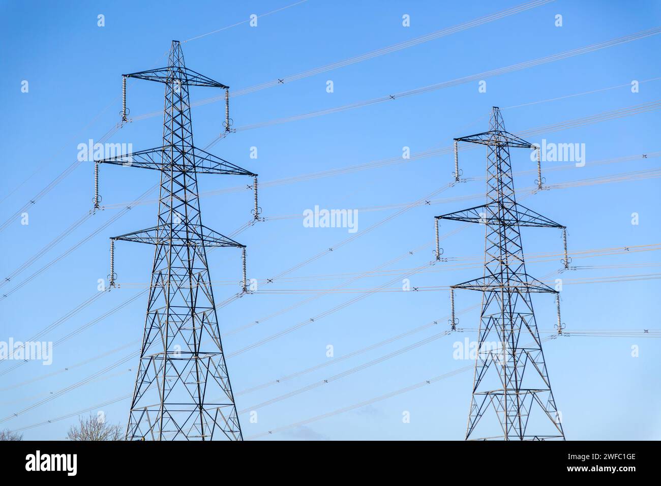 Tralicci elettrici ad alta tensione contro il cielo blu, Suffolk, Inghilterra, Regno Unito - collegamento della centrale nucleare di Sizewell con National Grid Foto Stock