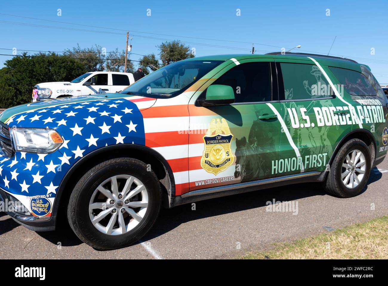 Vettura Honda della U.S. Border Patrol avvolta con bandiera americana rossa, bianca e blu parcheggiata alla 92a edizione della Texas Citrus Fiesta Parade of Oranges, Mission, Texas. Foto Stock