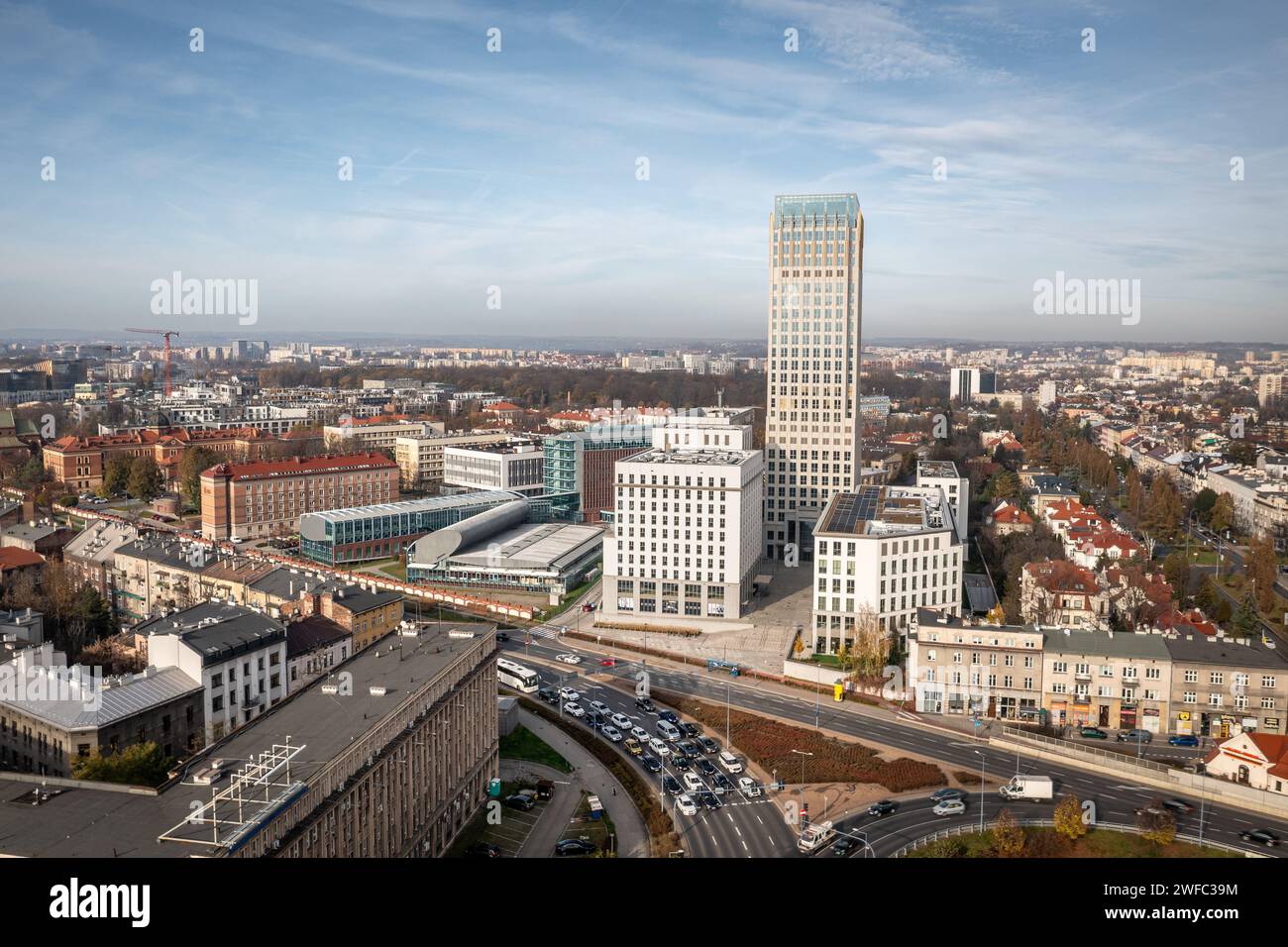 Veduta aerea di Cracovia di Grzegorzki. Università di economia di Cracovia, Unity Center, rotonda Mogilskie e via Lubomirskiego, autunno 2022. Foto Stock